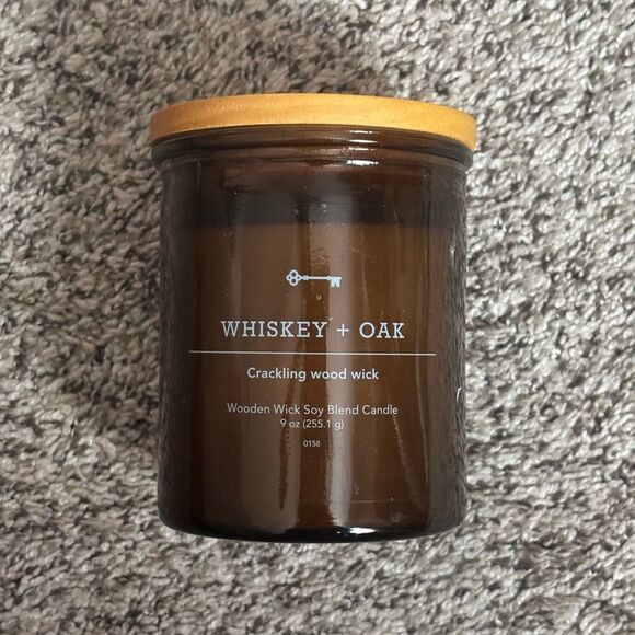 Threshold, whiskey + oak crackling wick candle - Picture 4 of 6